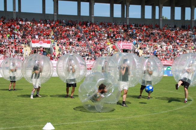 Fußballer in Plastikblasen ziehen mittlerweile viel Publikum an (Foto: DBFB)